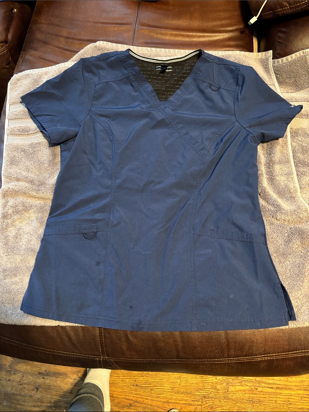 Womens size M brand ELLE Classic Women's Medical Scrub Top - Navy